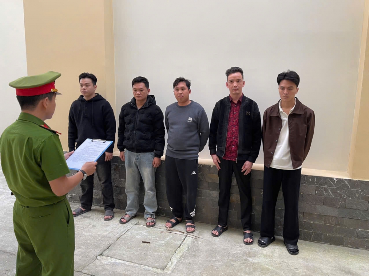 Công an thành phố Đà Nẵng đọc quyết định khởi tố và thi hành lệnh bắt bị can để tạm giam đối với 5 đối tượng.
