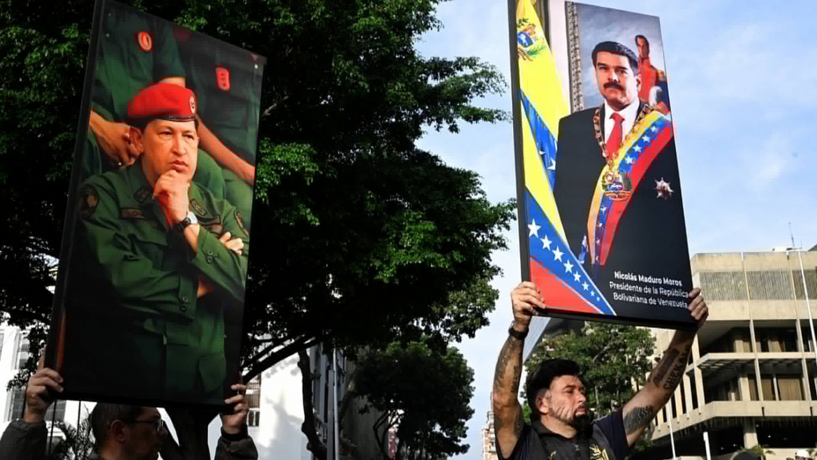 Những người ủng hộ chính phủ cầm ảnh cố Tổng thống Venezuela Hugo Chavez và Tổng thống Nicolas Maduro, sau khi Tổng thống Mỹ Donald Trump tuyên bố Mỹ đã tấn công Venezuela và bắt giữ Maduro. Ảnh: Reuters
