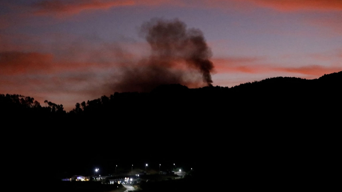 Khói bốc lên sau đòn tấn công quân sự của Mỹ nhằm vào Venezuela. Ảnh: Reuters