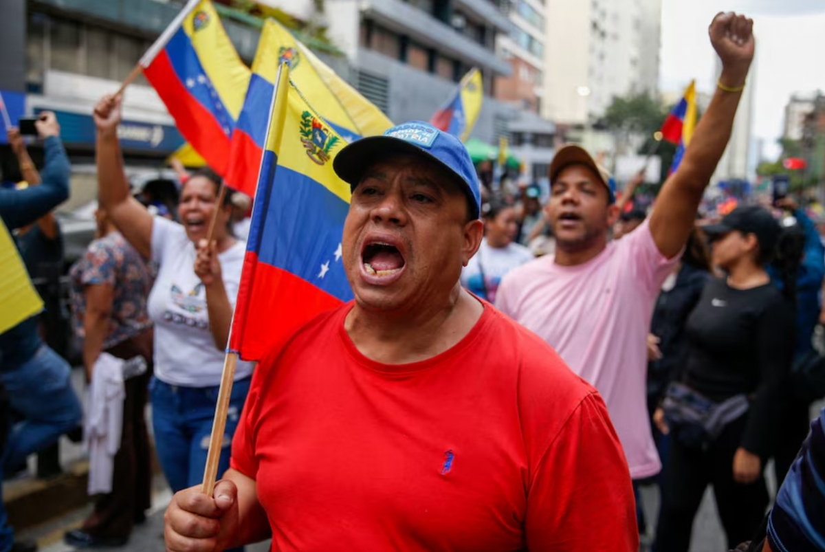 Người dân tham gia cuộc tuần hành kêu gọi thả Tổng thống Venezuela Nicolas Maduro, sau khi ông và vợ là Cilia Flores bị bắt giữ sau các cuộc tấn công của Mỹ vào Venezuela, tại Caracas, Venezuela ngày 4/1/2026. Ảnh: Reuters