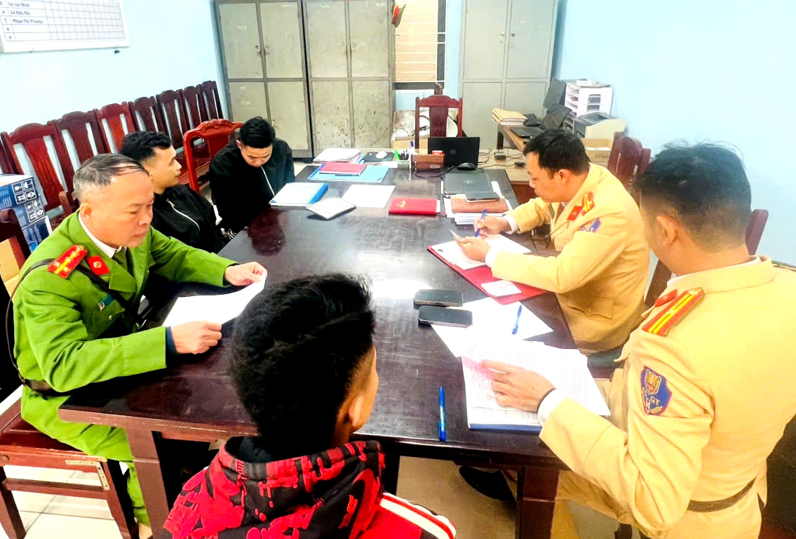 Lực lượng Cảnh sát giao thông tiến hành lập biên bản xử lý theo quy định