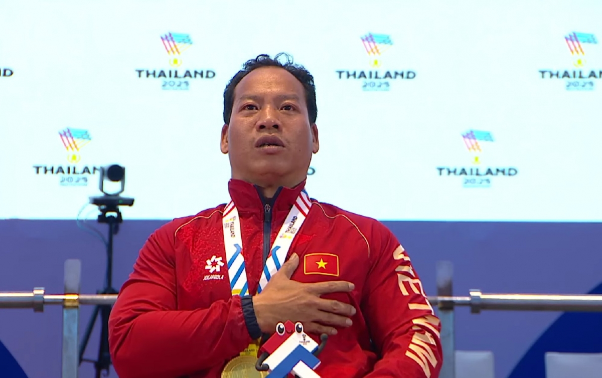 Lực sĩ 41 tuổi Lê Văn Công giành HCV thứ 8 cho Việt Nam trong ngày 21/1.