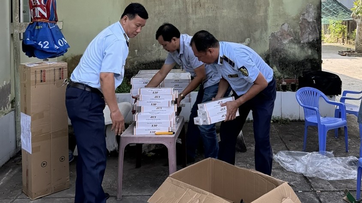 Đoàn kiểm tra phát hiện thuốc lá điếu nhập lậu