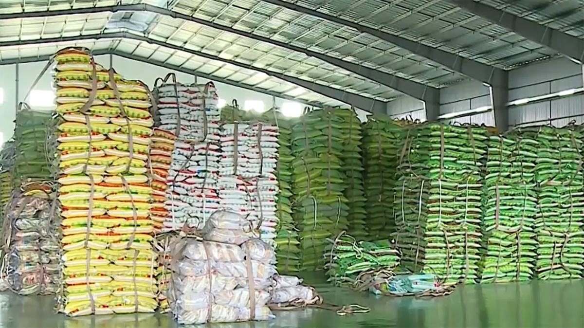 Hàng hóa phục vụ thị trường Tết ở Vĩnh Long