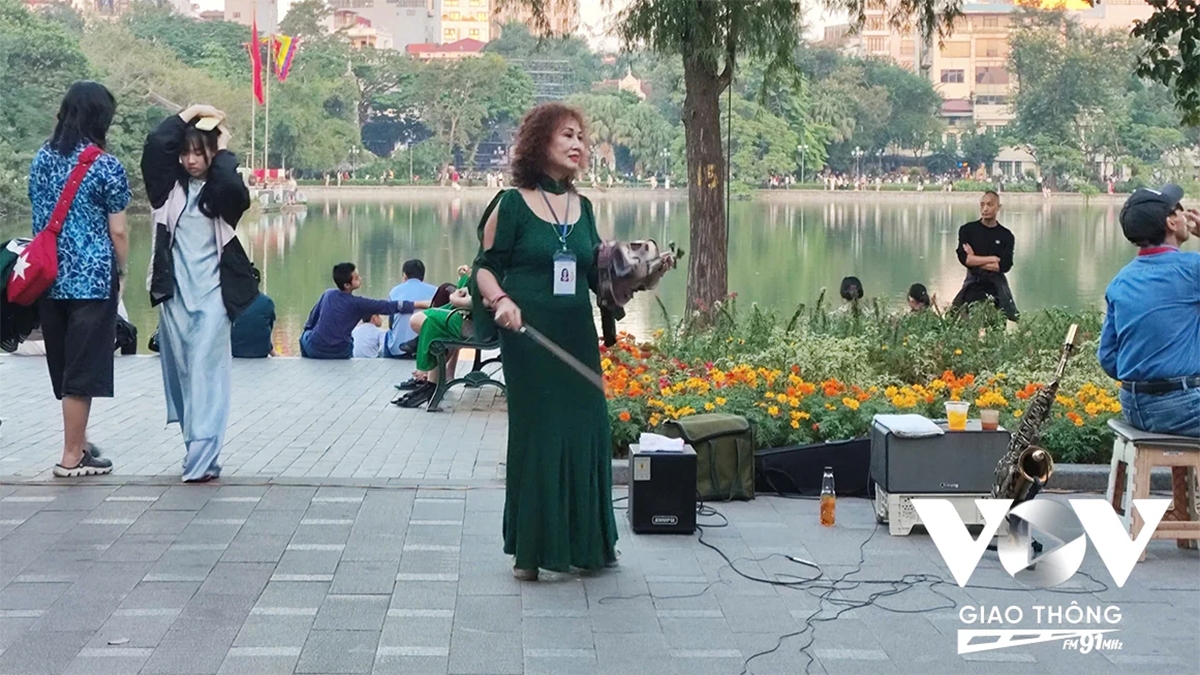 Tiếng đàn vang lên trên phố đông người qua