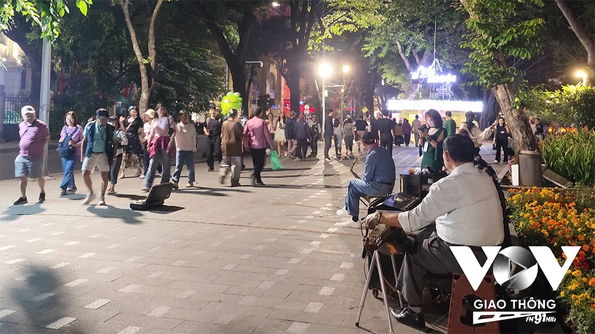 Ánh đèn đường trở thành đèn sân khấu của các nghệ sĩ