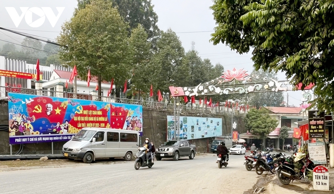 Tại các xã miền núi phía Tây Thanh Hóa, nơi địa hình còn nhiều khó khăn, đời sống nhân dân từng bước được cải thiện, công tác tuyên truyền chào mừng Đại hội XIV được triển khai nghiêm túc, đồng bộ, phù hợp với điều kiện thực tế.