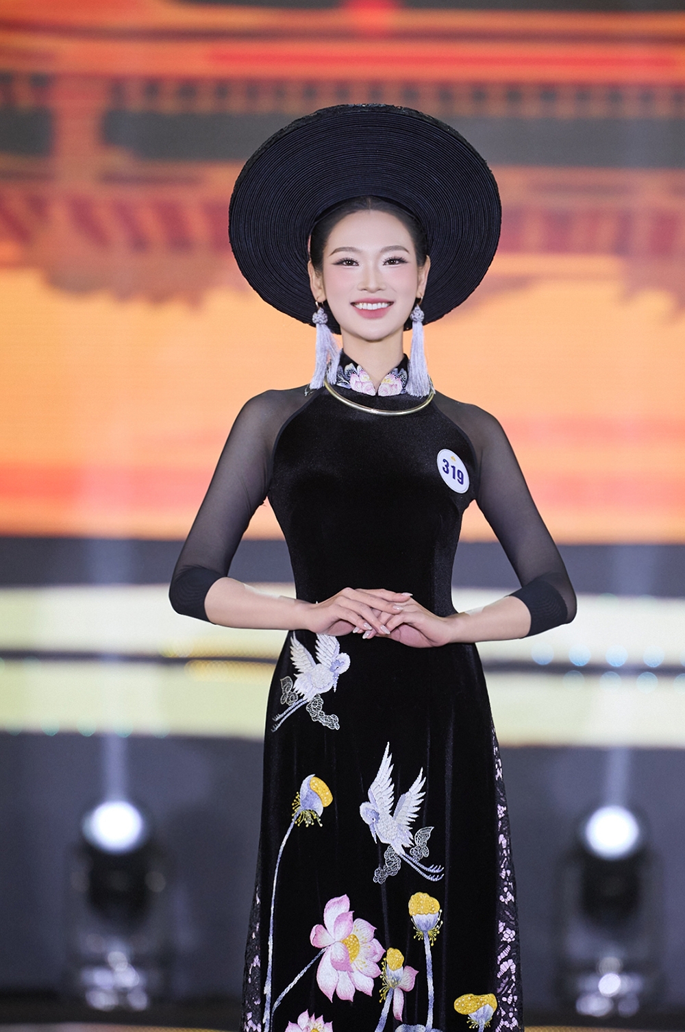 Nguyễn Phương Linh trong trang phục áo dài