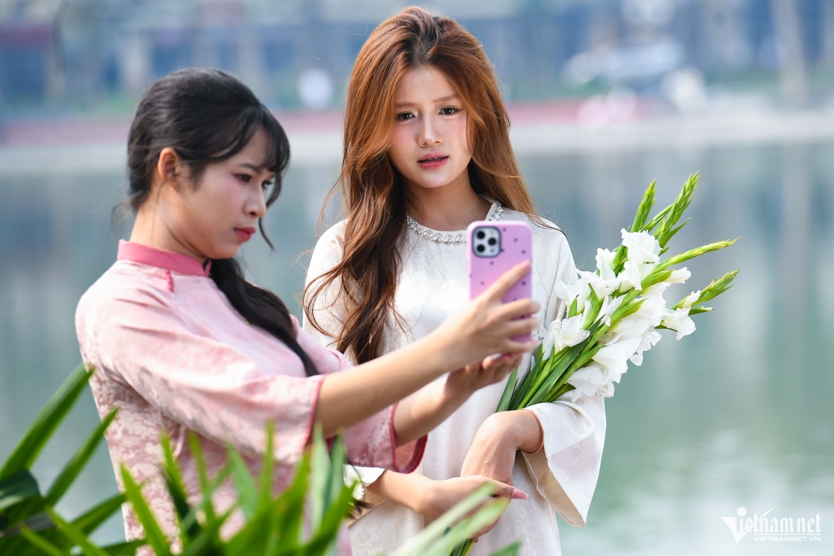 "Chúng mình đều là sinh viên năm nhất, từ xa đến học nên việc chụp hình Tết tại Hà Nội rất ý nghĩa. Số tiền bỏ ra không quá lớn nên cả nhóm đều thấy hài lòng. Có điều, hôm nay mình phải chờ hơi lâu vì thợ ảnh vướng lịch và báo tới trễ", Nhi nói.