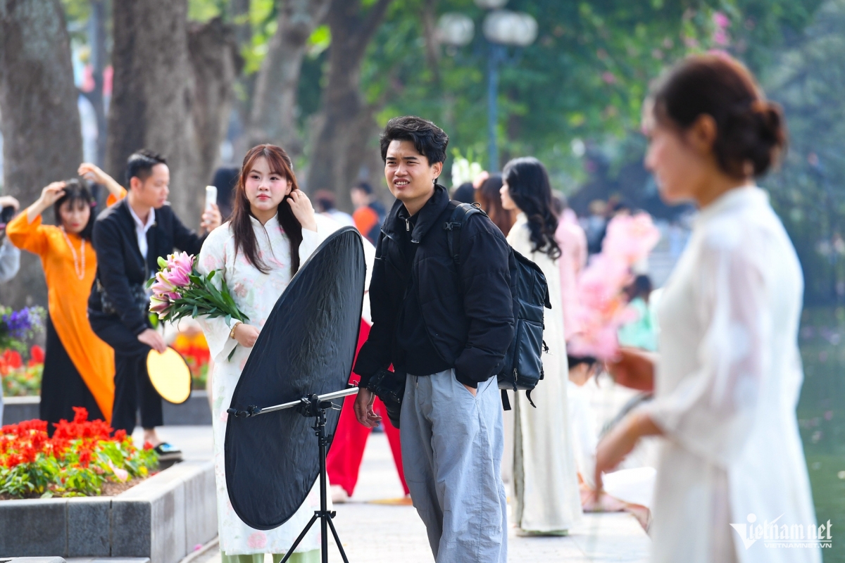 "Giá chụp dao động 1 - 2 triệu đồng/buổi, tùy nhu cầu của khách. Nếu chăm chỉ, tôi có thể kiếm cả chục triệu trong tháng này", Dũng chia sẻ.