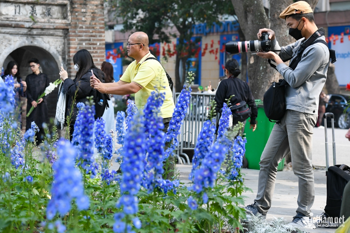 Theo Nguyễn Trung Dũng (thợ chụp hình), khoảng 1 tuần nay, anh liên tục được khách đặt lịch chụp tại Hồ Gươm.