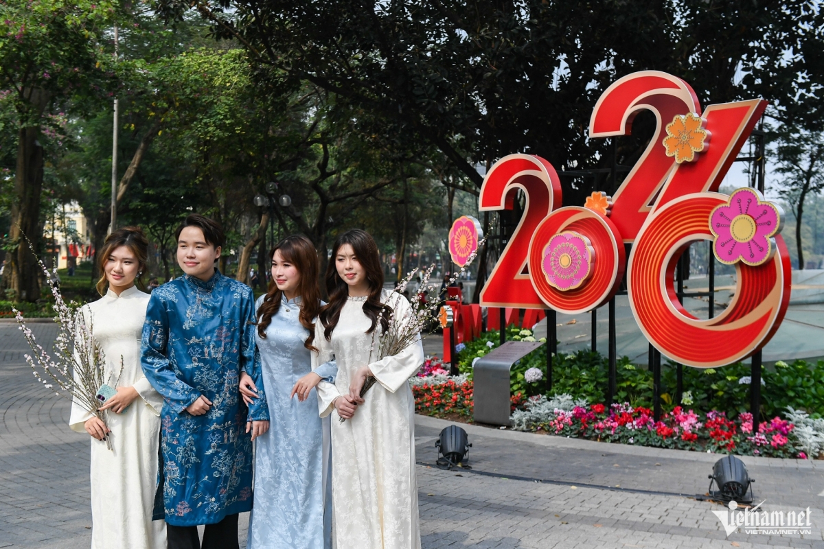 Ngoài chụp hình ven hồ, nhiều bạn trẻ tìm đến các điểm có mô hình trang trí cỡ lớn để lấy dấu ấn 2026. Phương Nhi (ngoài cùng bên trái) cho biết, cô cùng nhóm bạn đã chi tiền để mua áo dài, hoa và thuê thợ chụp với tổng chi phí khoảng 1 triệu đồng/người