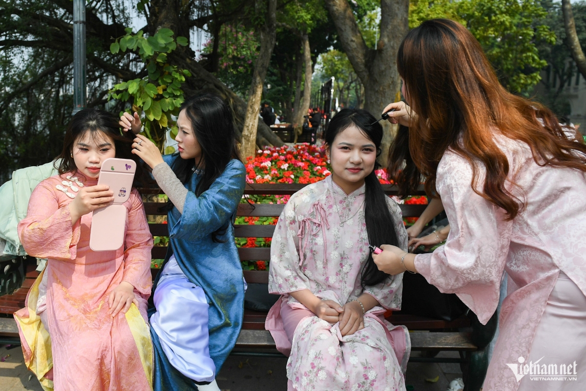 Trong thời gian chờ đợi, các nhóm bạn tiếp tục trang điểm, chỉnh sửa lại trang phục.