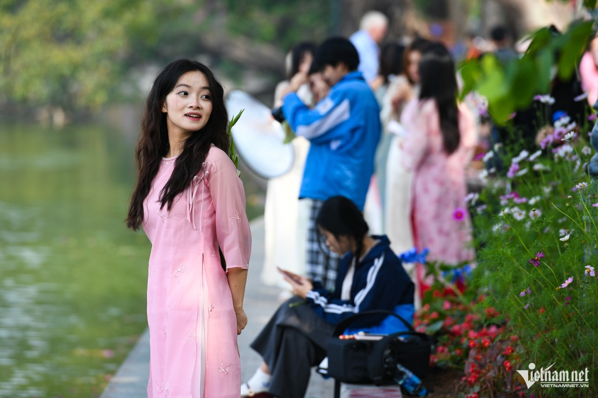 Hình ảnh "một mét vuông có cả chục nàng thơ" tại Hồ Gươm dù đã tới giờ trưa