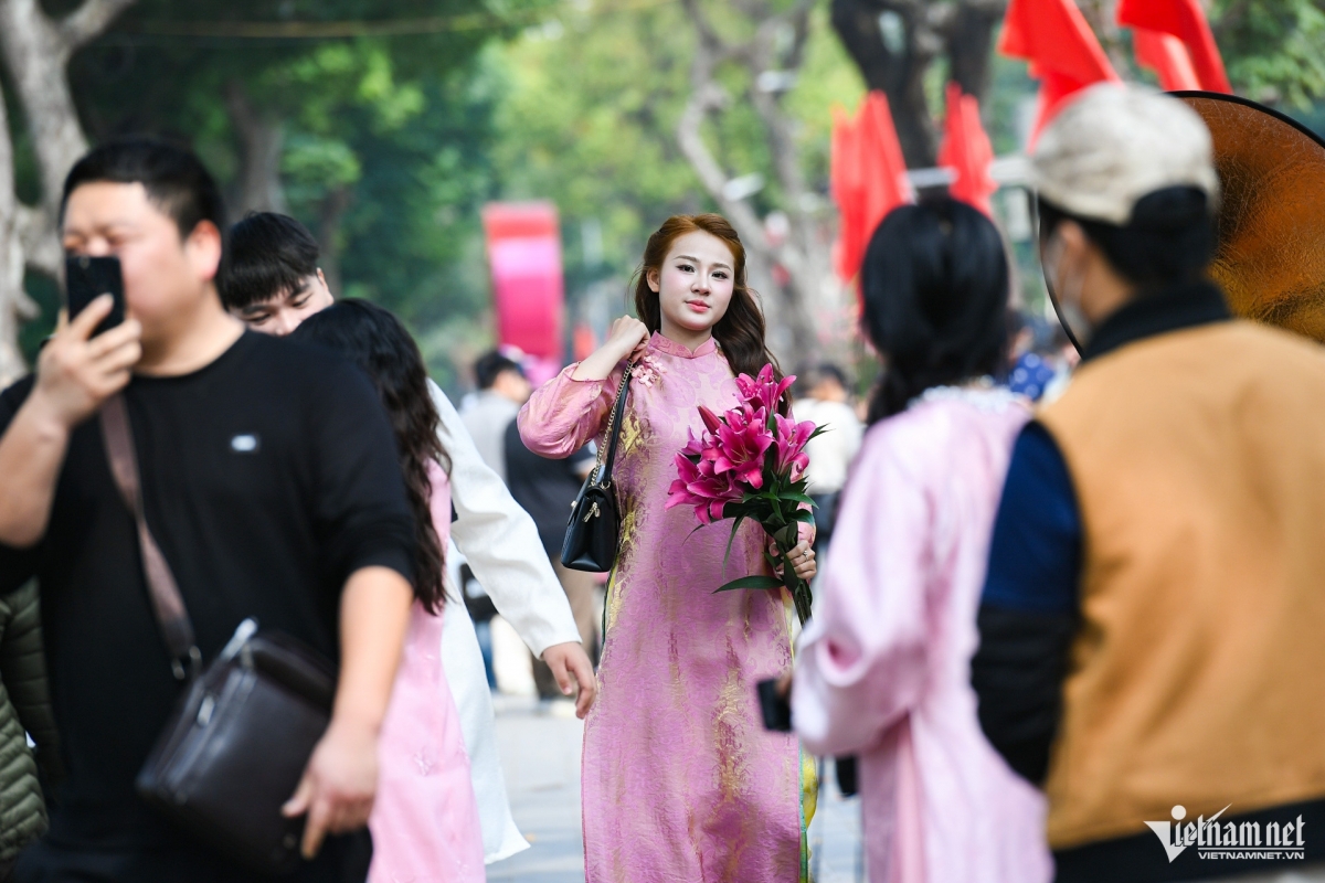 Thời gian gần đây, phong cách chụp hình với áo dài, hoa tại các địa điểm biểu tượng ngày một thu hút sự quan tâm của nhiều bạn trẻ tại Hà Nội