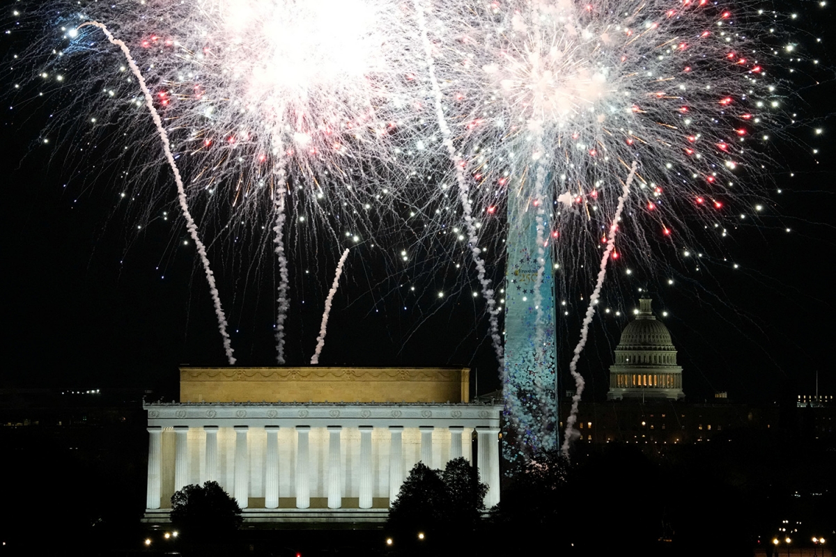 Pháo hoa bừng sáng trên bầu trời phía trên Đài tưởng niệm Washington, công trình được thắp sáng trong khuôn khổ các hoạt động kỷ niệm 250 năm của Mỹ, tại Washington, D.C. Ảnh: Reuters