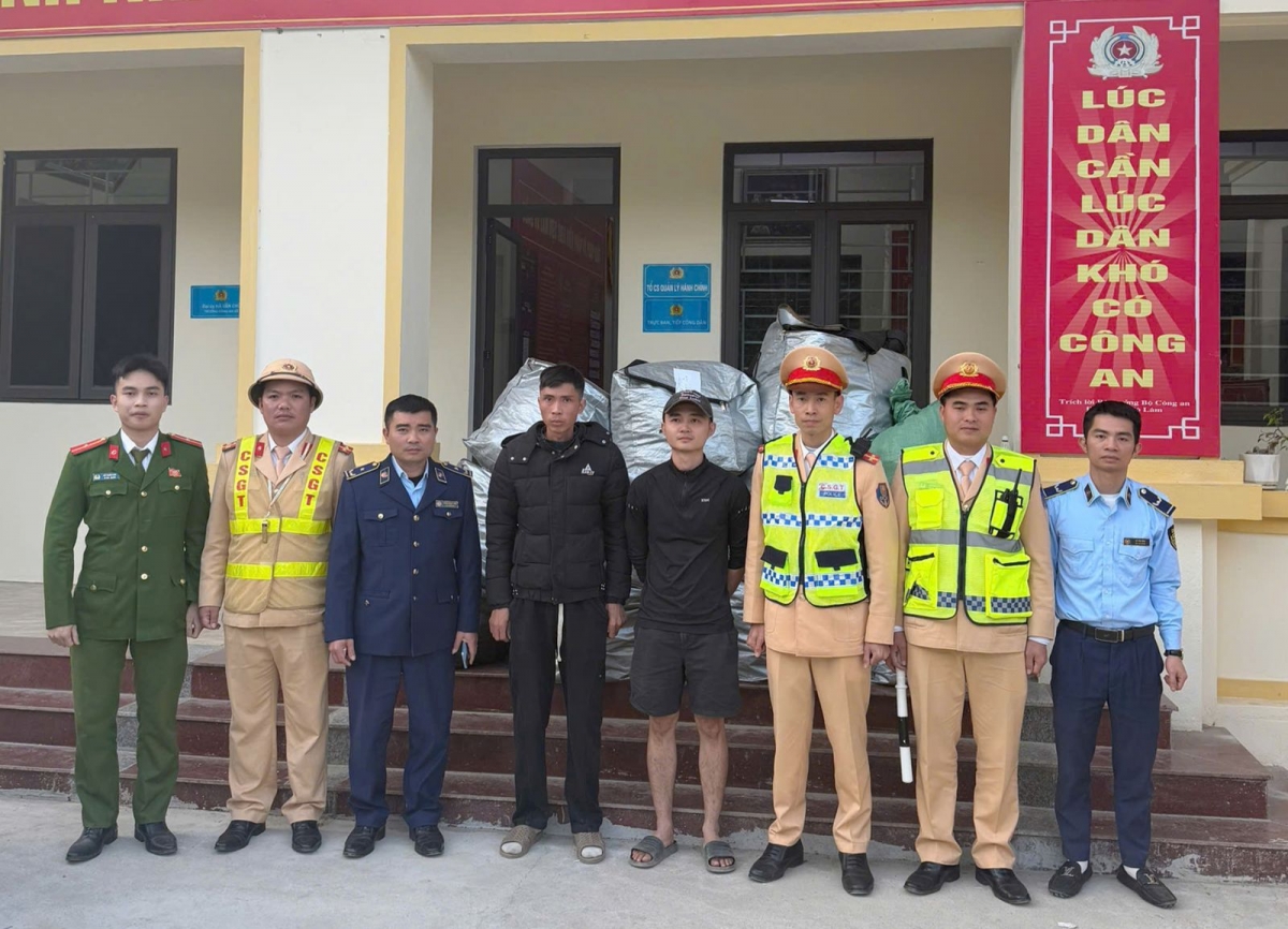 Tổ Cảnh sát giao thông số 13 bàn giao vụ việc cho lực lượng Quản lý thị trường tiếp tục xử lý theo quy định.