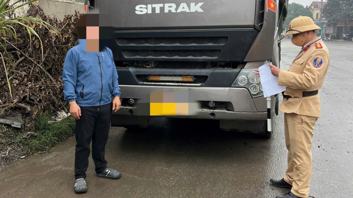 Tăng cường kiểm tra, xử lý xe chở vật liệu rơi vãi ảnh hưởng đến môi trường trên Quốc lộ 3