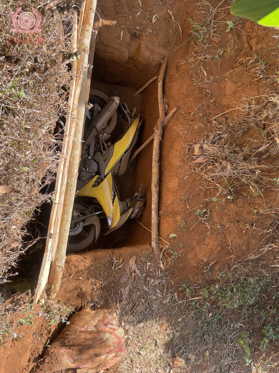 Chiếc xe máy bị giấu cách hiện trường cướp ngân hàng khoảng 5km.