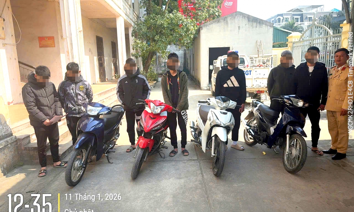 Lực lượng Công an đưa người điều khiển và phương tiện vi phạm về làm việc tại cơ quan công an.