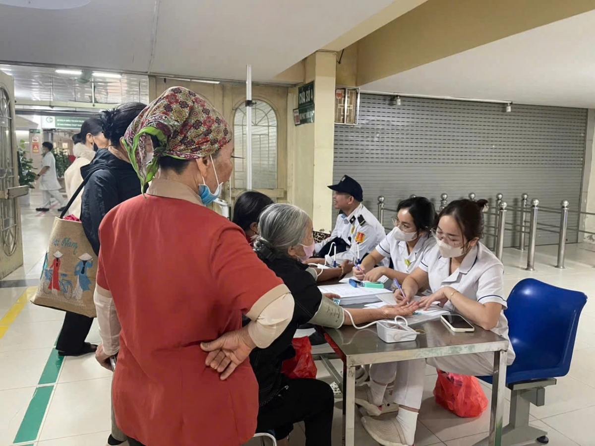 Tiếp nhận người bệnh đến khám sàng lọc bệnh phổi tắc nghẽn mạn tính.