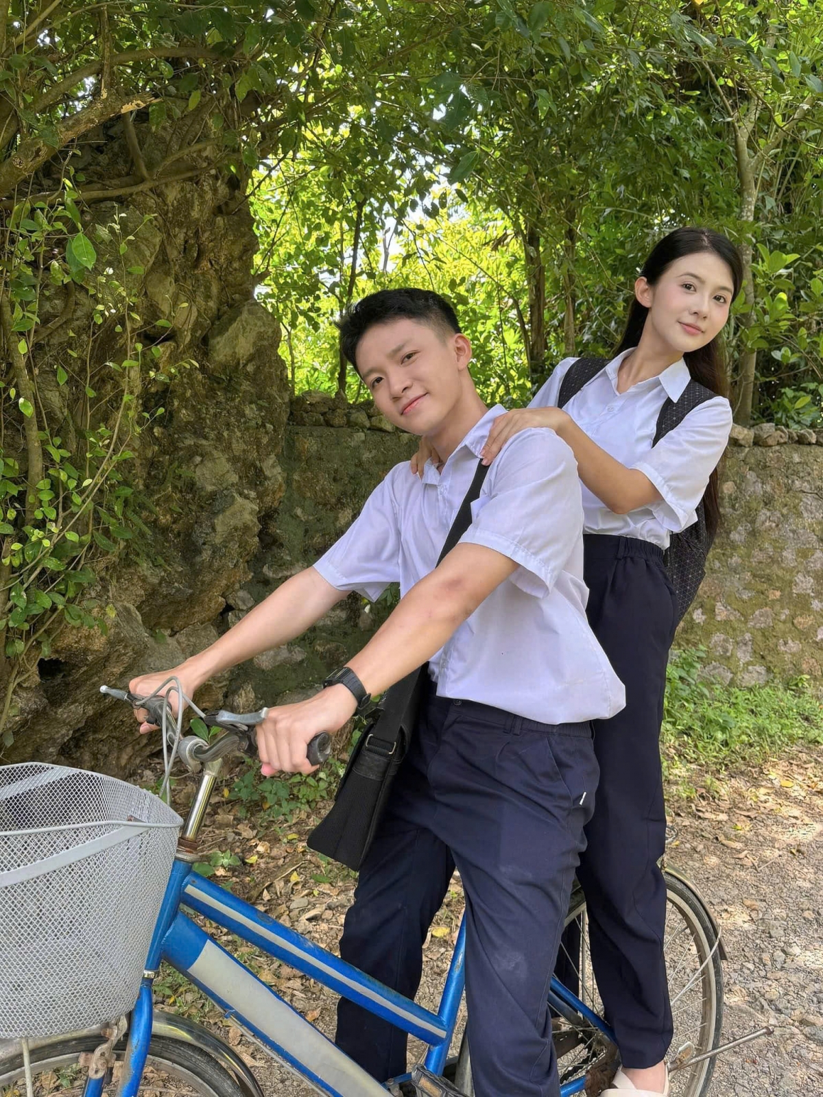 Bên cạnh "Gia đình trái dấu", Quỳnh Trang cũng tham gia một bộ phim khác trên sóng VTV là "Cách em 1 milimet". Trong phim, Quỳnh Trang vào vai Ngân, cô nữ sinh cấp 3 xinh đẹp, đáng yêu, có mối tình thanh mai trúc mã với Viễn (Sơn Tùng). Ngân được khán giả yêu mến với vẻ ngoài nữ tính, đáng yêu, nụ cười ngọt ngào. Sự kết hợp ăn ý giữa Quỳnh Trang và bạn diễn Sơn Tùng tạo nên một cặp đôi màn ảnh được khán giả yêu thích. 