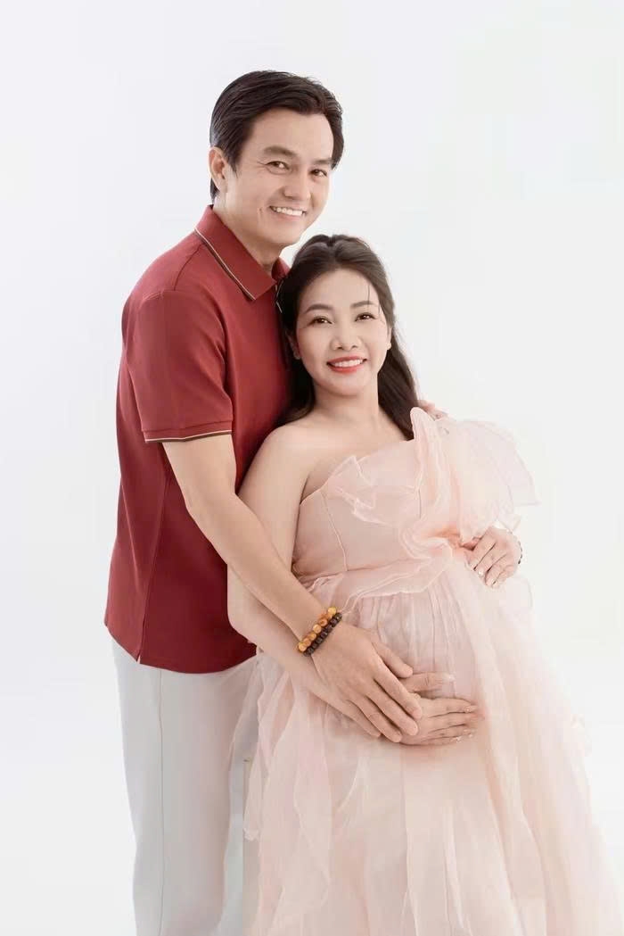 Diễn viên Cao Minh Đạt và bà xã Trúc Trương sẽ đón "thiên thần nhỏ" chào đời vào tháng 1/2026. Vợ chồng Cao Minh Đạt hồi hộp chờ ngày thành viên nhí đến với tổ ấm của họ, sau 9 năm kết hôn. Theo Trúc Trương, ông xã luôn cưng chiều cô, làm hết việc nhà để vợ được nghỉ ngơi, dưỡng thai. Năm 2016, Cao Minh Đạt kết hôn với bà xã Trúc Trương, sau 3 năm hẹn hò. Thời gian đầu sau cưới, đôi vợ chồng quan niệm con cái là lộc trời nên để mọi thứ diễn ra tự nhiên. Sau vài năm, tuổi đã lớn vẫn chưa có tin vui, họ quyết định tìm đến phương pháp hỗ trợ sinh sản.