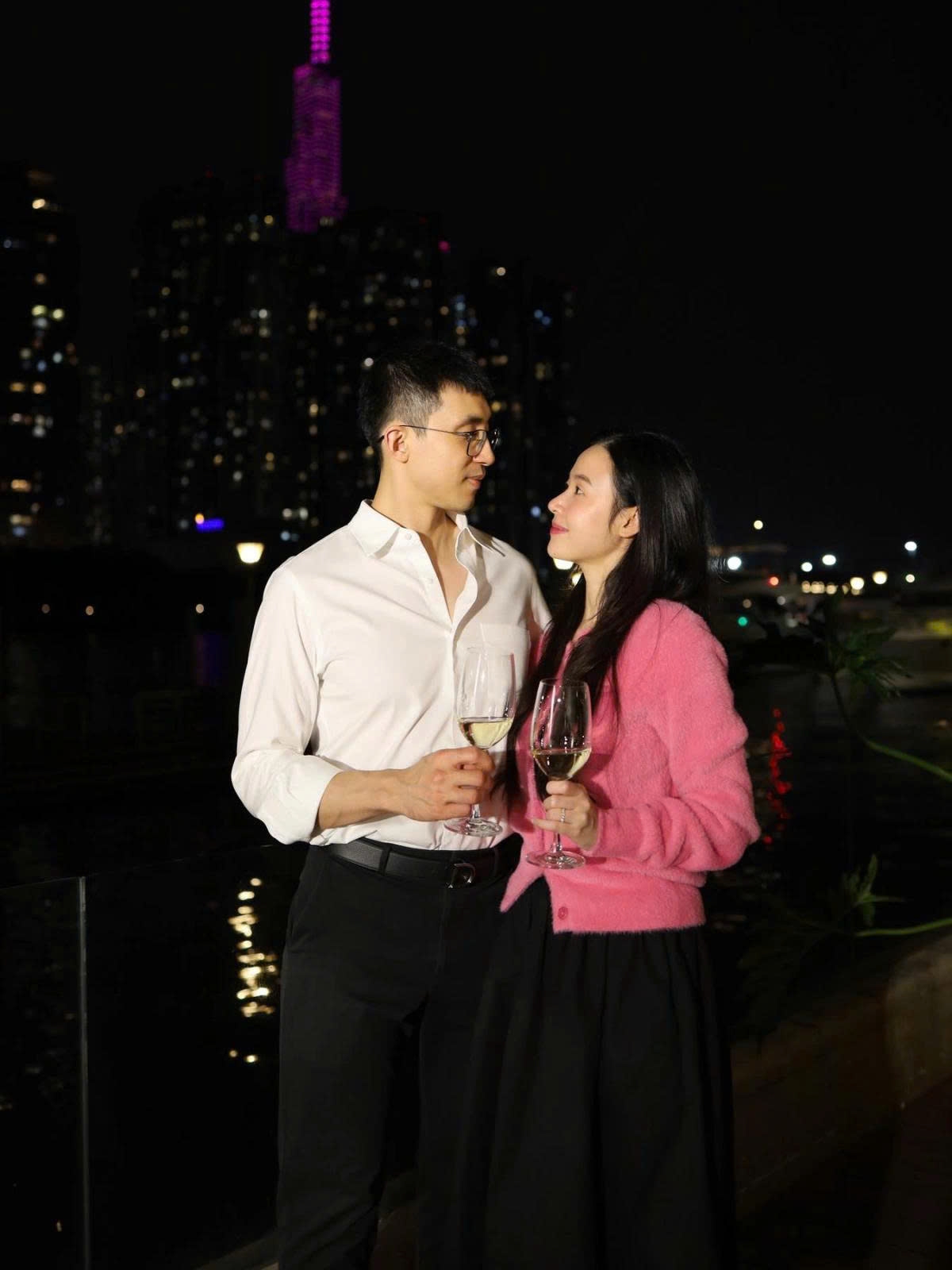 Diễn viên Midu và ông xã doanh nhân trao nhau ánh nhìn âu yếm khi bước sang năm mới.