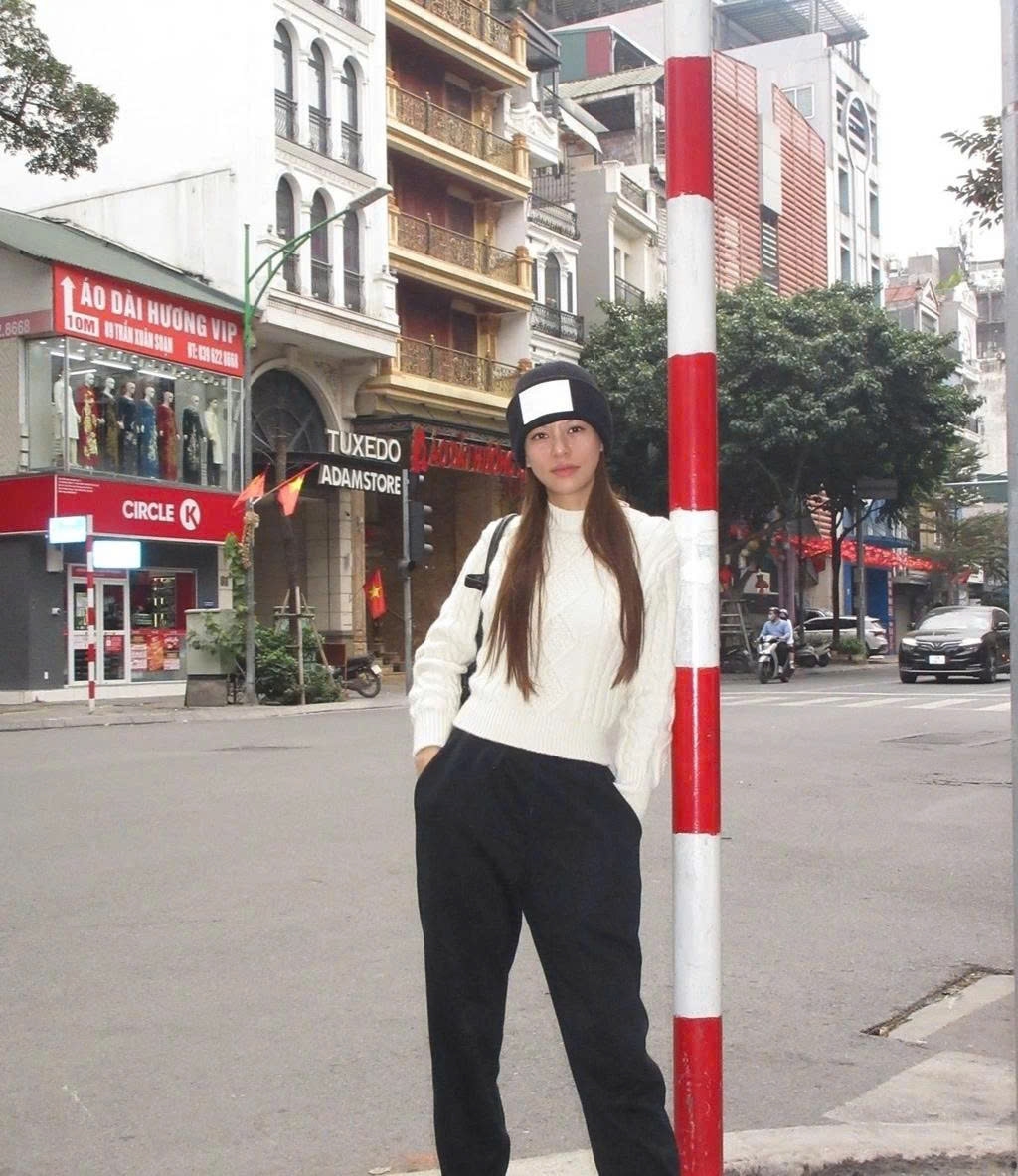 Dịp Tết Dương lịch năm nay, Bùi Lan Hương về Hà Nội. Nữ ca sĩ thực hiện bộ ảnh đời thường dịp đầu năm trên một số con phố ở Thủ đô.