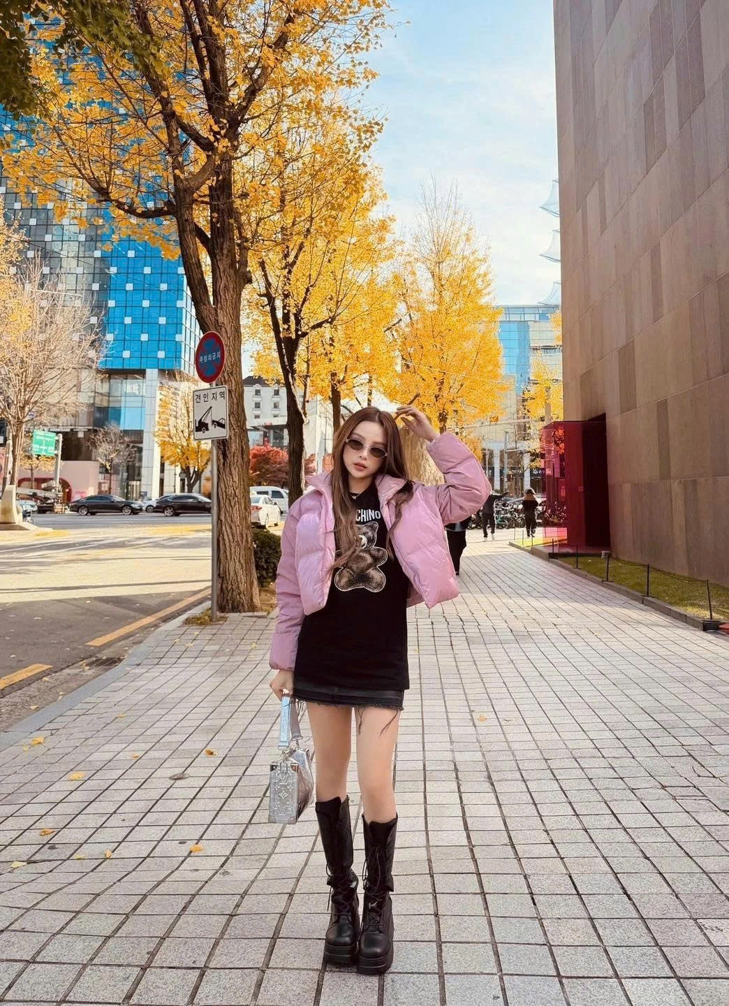 Huyền Baby đăng ảnh diện outfit hàng hiệu sang chảnh, tạo dáng trên một con phố ở Hàn Quốc. "Trân trọng những yêu thương từ tất cả mọi người, một năm với nhiều điều thú vị. Hy vọng chờ đón một năm 2026 chuyển mình, thăng hoa, bứt phá", cô chia sẻ.