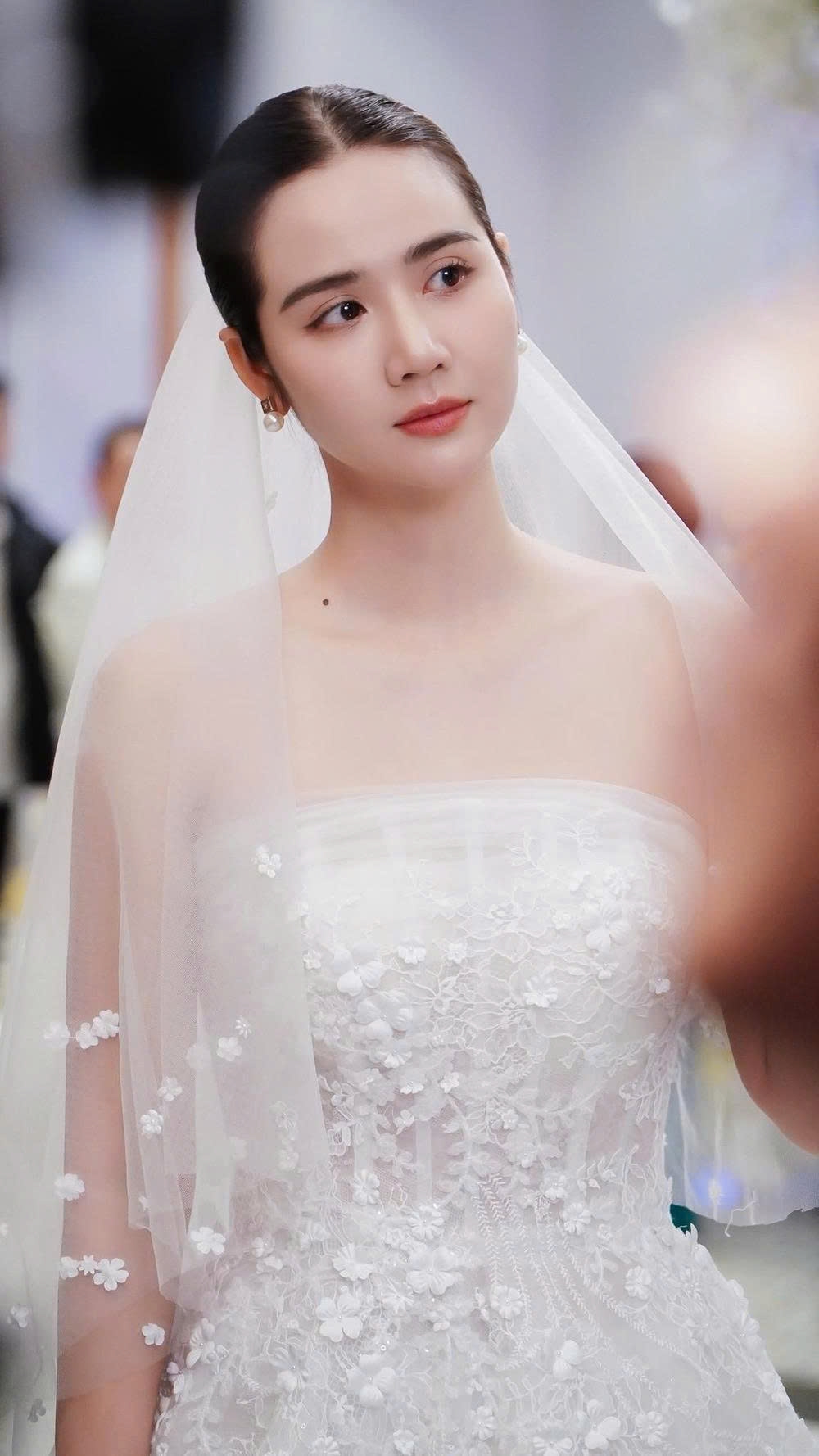 Diễn viên Huyền Lizzie khoe khoảnh khắc làm cô dâu trong phim "Cách em 1 milimet”.