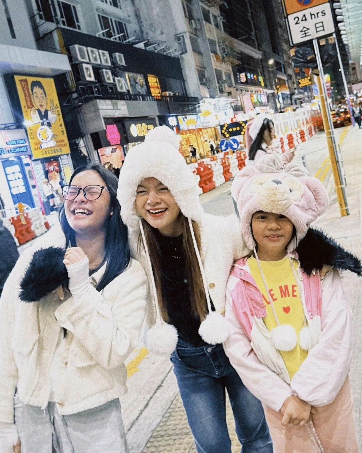 Phạm Quỳnh Anh đưa hai con gái du lịch Hong Kong, Trung Quốc dịp đầu năm mới. Nữ ca sĩ cho biết cô thấy bồi hồi khi quay trở lại nơi này sau 21 năm, từ thời cùng nhóm H.A.T đến quay hình cho đài TVB.