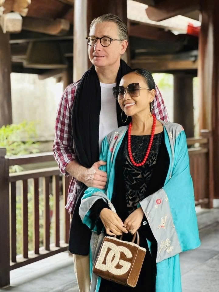 Ca sĩ Đoan Trang phối đồ màu sắc, cùng ông xã tận hưởng thời gian riêng tư khi con gái ở chơi nhà ngoại.