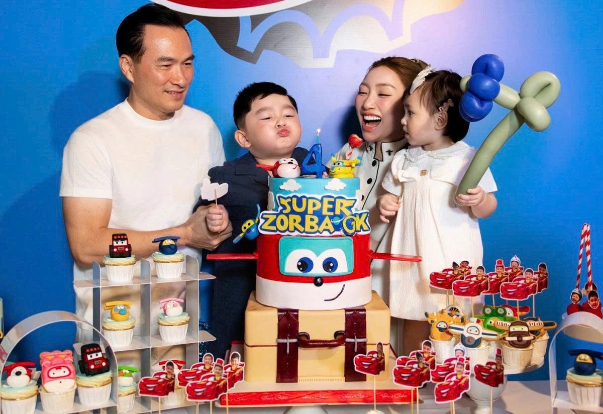Diễn viên Chi Bảo cùng bà xã Lý Thùy Chang mở tiệc mừng con trai Gia Khang tròn 4 tuổi. Bé Gia Khang hào hứng khi có bữa tiệc trang trí theo ý tưởng từ phim hoạt hình “Đội bay siêu đẳng”. Đêm tiệc có nhiều bạn bè thân thiết với vợ chồng nam diễn viên.