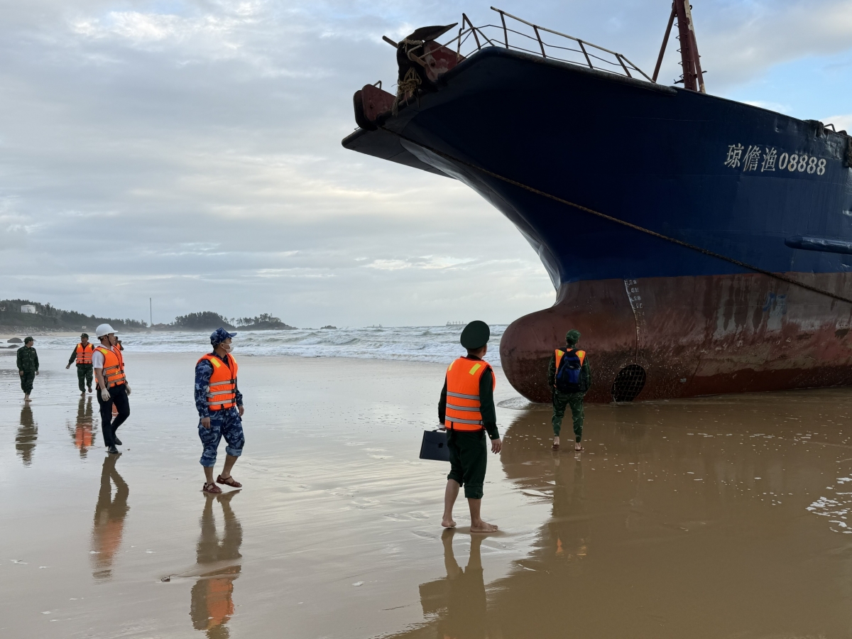 Lực lượng chức năng tiếp cận, kiểm tra một tàu cá nước nước ngoài trôi dạt, mắc cạn trong vùng nước Cảng Dung Quất. (Ảnh: Bộ đội Biên phòng Quảng Ngãi)