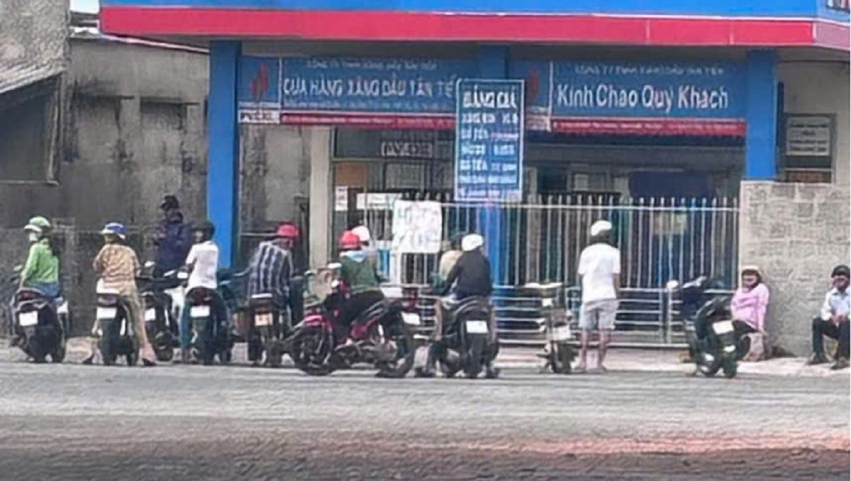 Người dân ngồi chờ mua xăng dầu vào sáng ngày 5/1. Ảnh: MXH