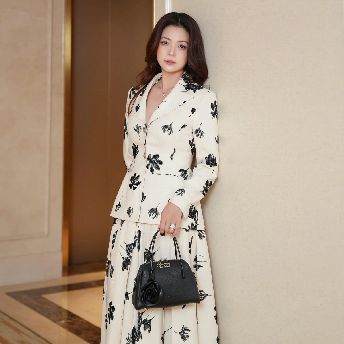 Cảnh bà Ánh bật khóc khi chó cưng mất, yêu cầu chồng và các con lập tức có mặt đã trở thành chủ đề bàn luận trên mạng xã hội. Trong tình huống ấy, bà Ánh thể hiện rõ một người phụ nữ nhạy cảm, coi trọng thế giới tinh thần, đôi khi đặt cảm xúc cá nhân lên trên hoàn cảnh chung của gia đình.