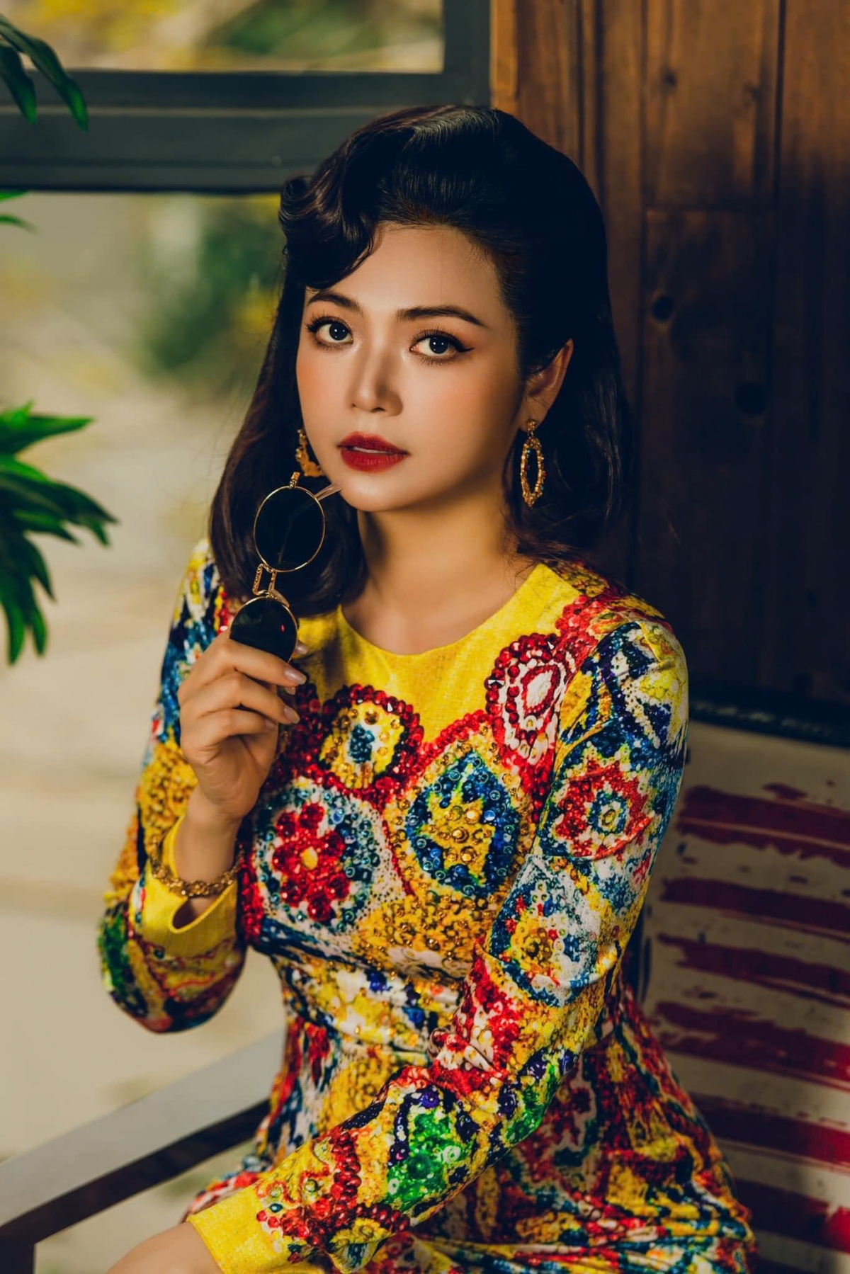 Nhắc đến NSƯT Kiều Anh, khán giả khó quên vai Nhung trong "Phía trước là bầu trời" - vai diễn từng gắn liền với ký ức của nhiều thế hệ. Xuất thân là diễn viên múa, bén duyên với phim ảnh từ rất sớm, diễn viên Kiều Anh từng được cân nhắc cho nhiều vai diễn nặng ký, nhưng cô chủ động từ chối để tìm hướng đi mới, tránh lặp lại chính mình.