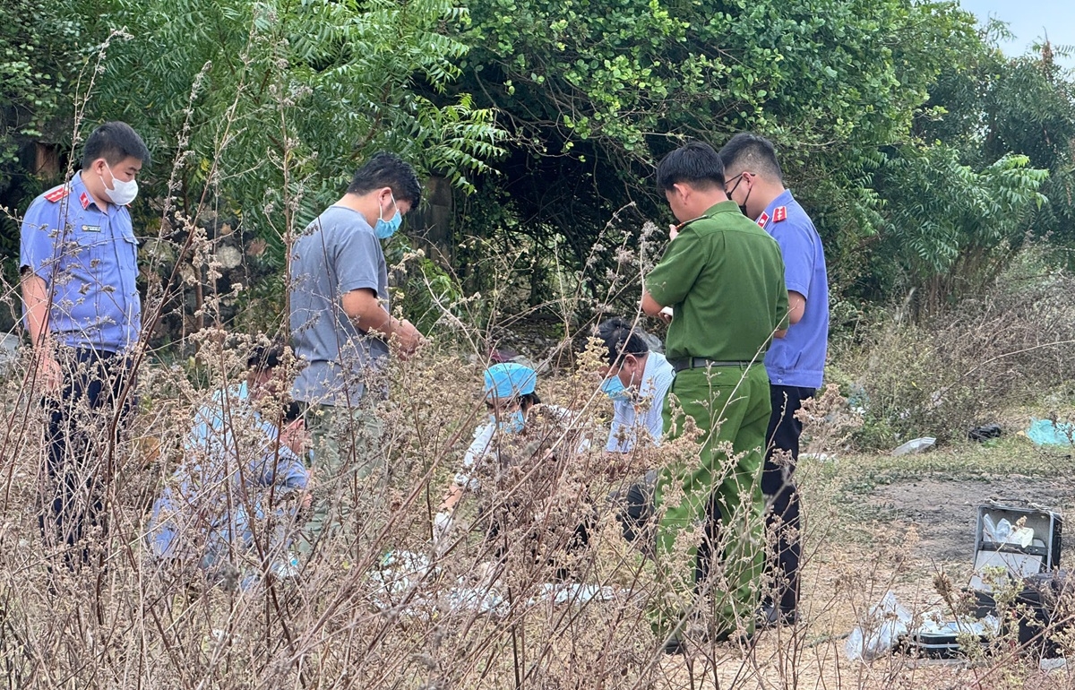 Lực lượng chức năng khám nghiệm hiện trường. Ảnh: B.H