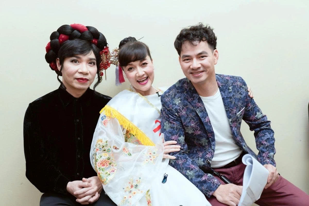 Nghệ sĩ Vân Dung làm thơ ôn lại kỷ niệm diễn Táo Quân cùng NSND Công Lý và NSND Xuân Bắc: "Táo Quân ngày ấy bây giờ/ Năm nay các Táo thẩn thơ nơi nào/ Con gà bay thấp thì cao/ Bay cao thì thấp, bay vào nồi luôn/ Giao thừa không Táo hơi buồn/ Thôi làm nồi lẩu ngồi buôn chuyện đời/ Năm qua nhiều chuyện rối bời/ Hy vọng năm mới rạng ngời niềm vui".