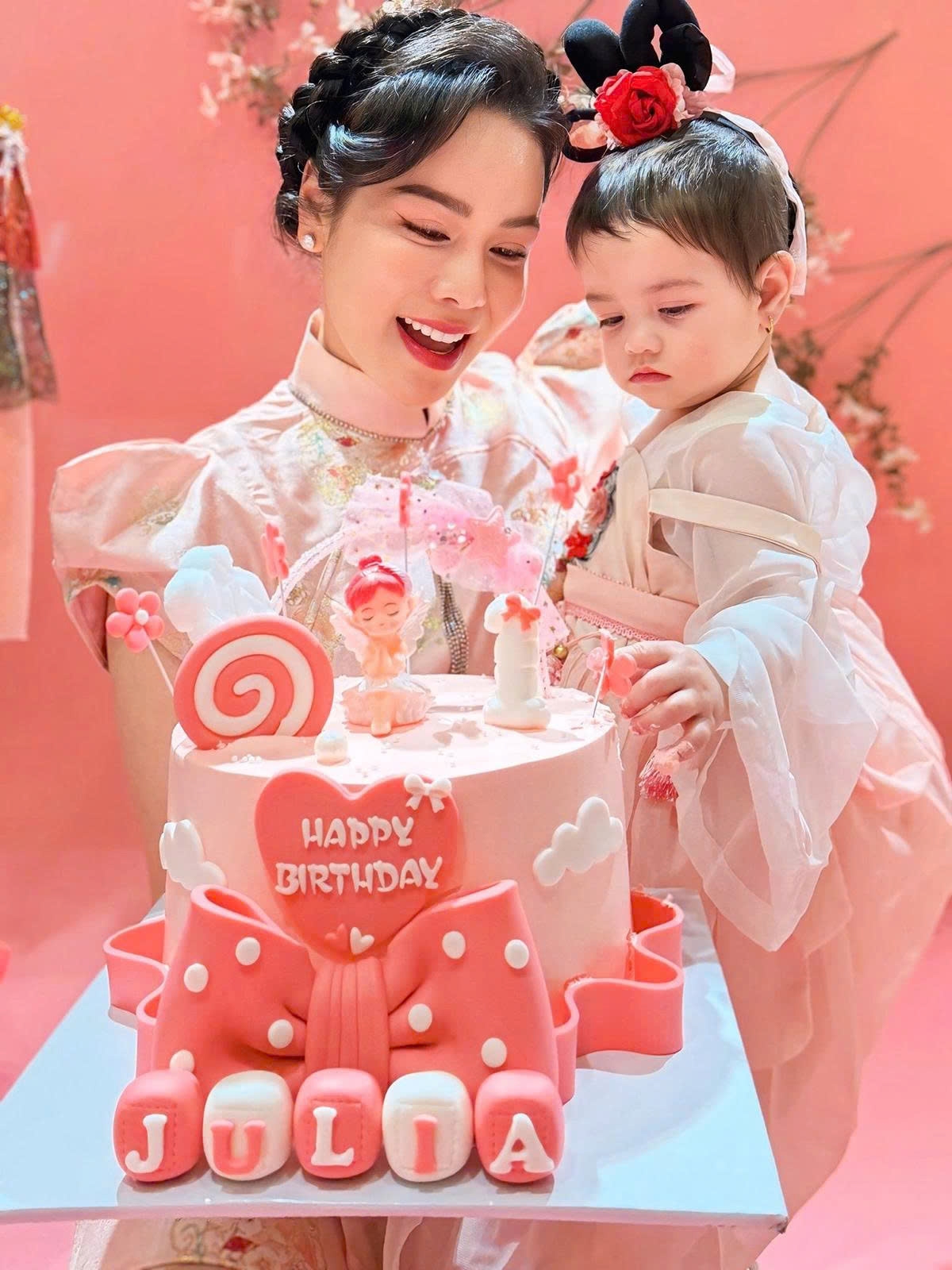 Diễn viên Nhật Kim Anh cho con gái Julia diện đồ phong cách cổ trang chụp ảnh mừng sinh nhật 1 tuổi.