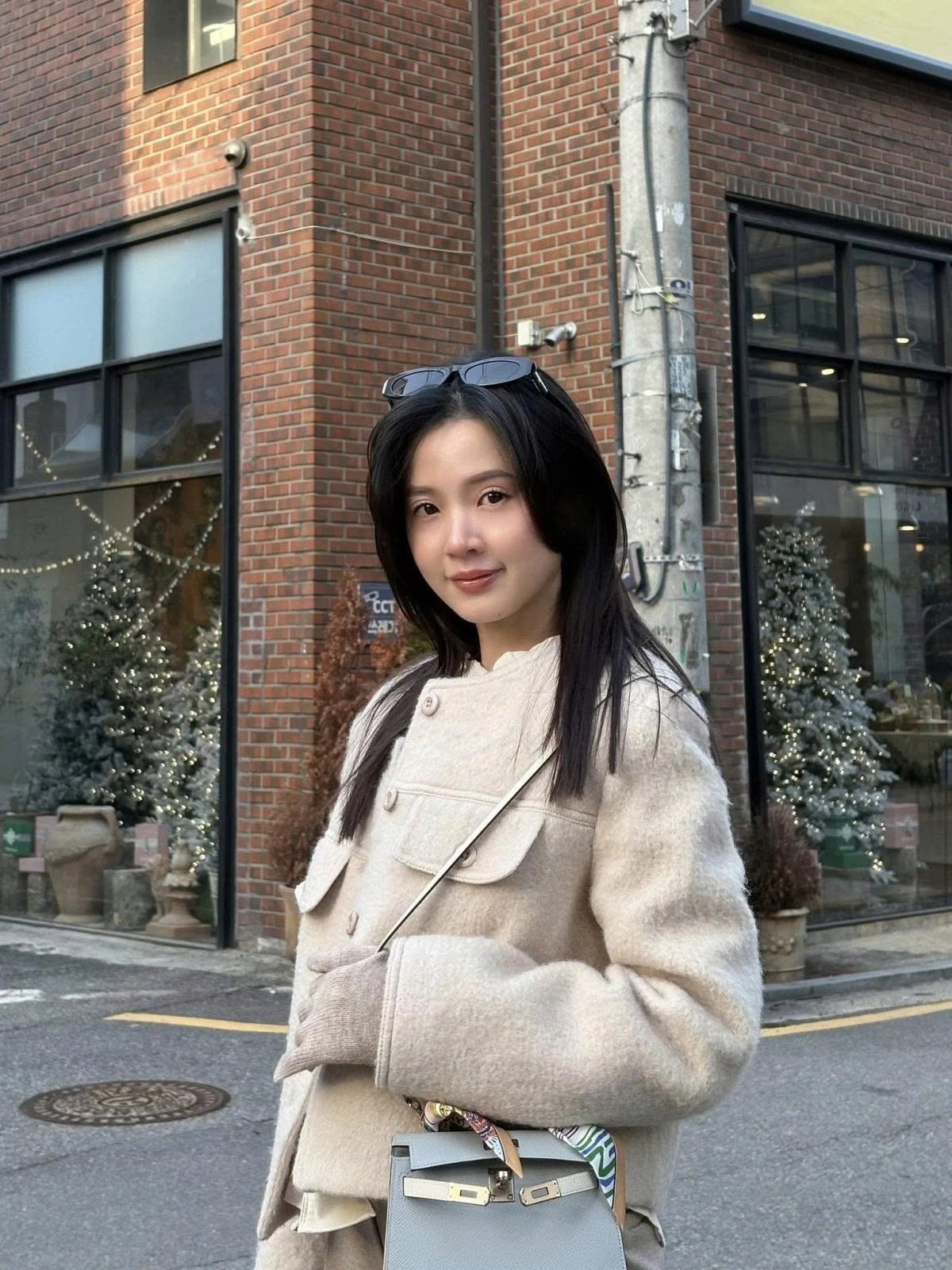 Diễn viên Midu xách túi hiệu nửa tỷ đồng dạo chơi Seoul, Hàn Quốc trong cái lạnh -9 độ C. “Seoul đón tôi bằng cái lạnh -9 độ. Nhưng mọi thứ thật ấm áp”, người đẹp viết. Midu chọn phong cách năng động với áo khoác lông dạ cùng găng tay len đồng màu.