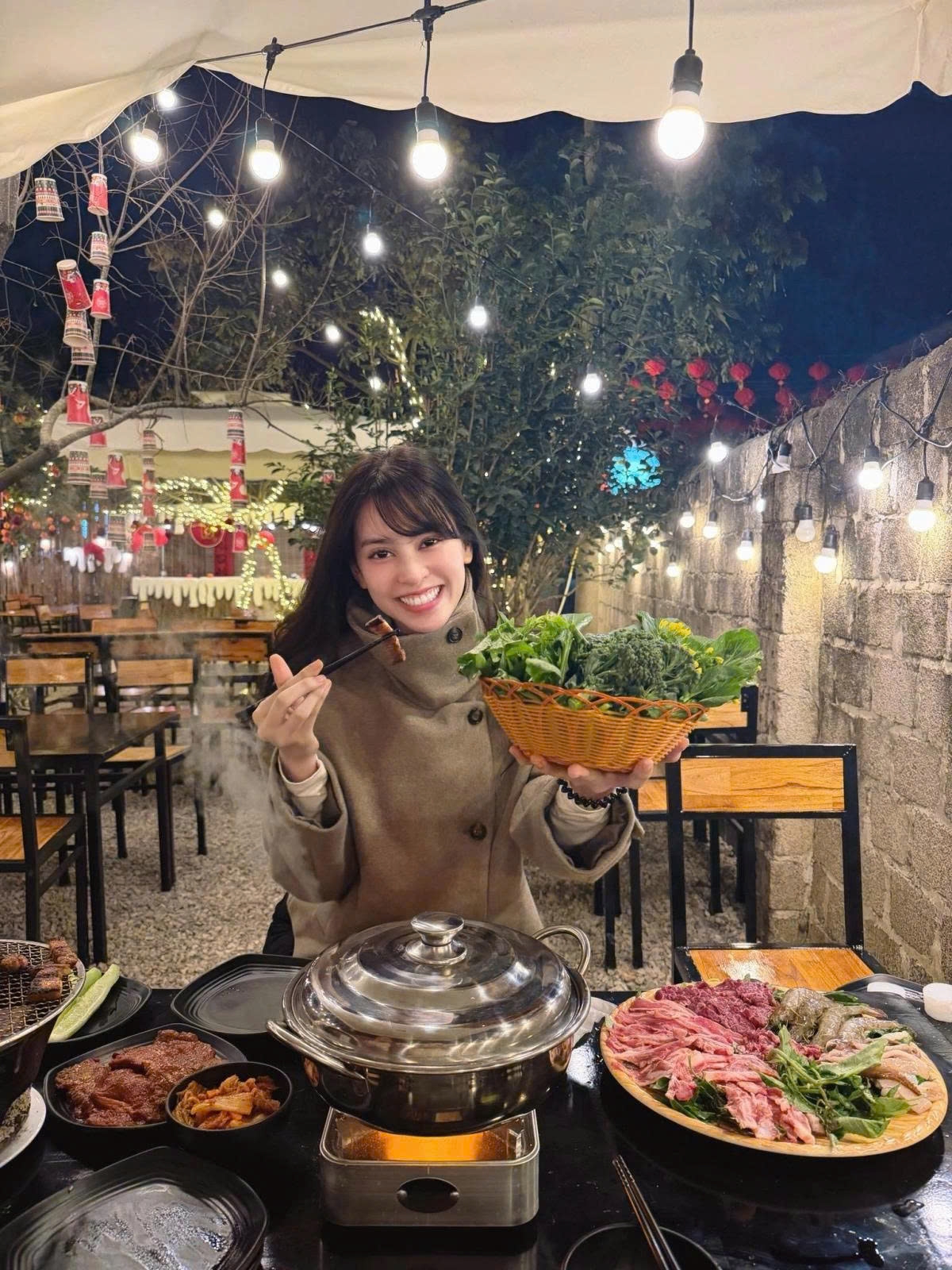 Hoa hậu Tiểu Vy hào hứng ăn tối giữa trời mùa đông tại Mộc Châu.