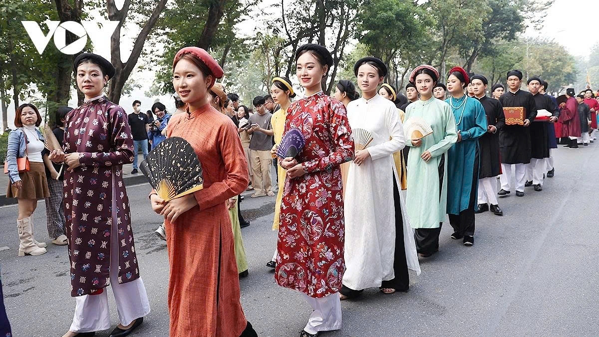 Lễ hội Việt phục “Bách Hoa Hỷ Sự” tại Không gian đi bộ hồ Hoàn Kiếm mang đậm dấu ấn văn hóa truyền thống.