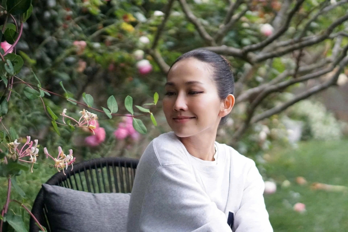 Tại Mỹ, Kim Hiền thường chăm sóc khu vườn nhỏ tại nhà. Cô trồng nhiều loại cây, nuôi thú cưng và chia sẻ những khoảnh khắc làm vườn. "Trong ngôi nhà, có một góc nhỏ làm mình luôn thấy biết ơn, đó là khu vườn xanh mát. Mỗi ngày, mình thường dành khoảng 30 phút đến 1 tiếng để chăm sóc, tỉa lá, tưới cây. Thời gian đó như một món quà cho chính mình: không điện thoại, không ồn ào, chỉ có tiếng lá lay trong gió và sự bình yên len lỏi trong từng khoảnh khắc", cô chia sẻ trên trang cá nhân.