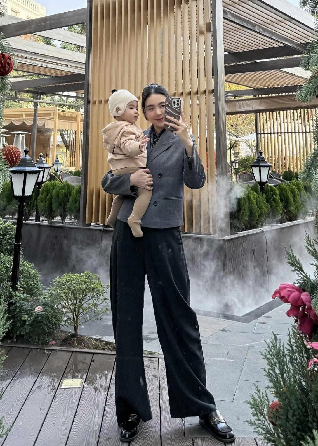 MC Mai Ngọc đưa con trai đi sưởi nắng. Từ khi sinh con, người đẹp sống ở quê nhà Bắc Giang với gia đình chồng.