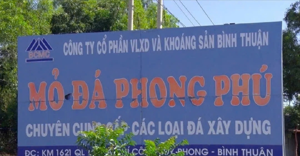 Biển báo mỏ đá Phong Phú trên tuyến Quốc lộ 1. Ảnh: B.H