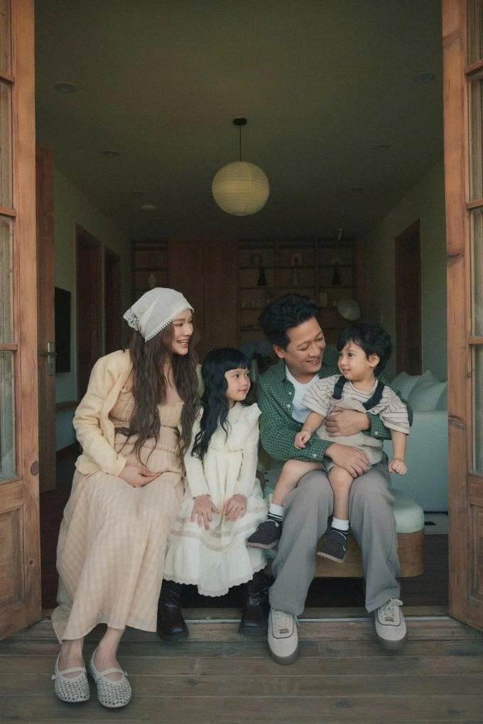 Nhã Phương tận hưởng thời gian thảnh thơi trong tháng cuối thai kỳ bên ông xã Trường Giang và hai con tại nhà vườn của gia đình ở Đà Lạt.