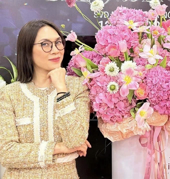 Ca sĩ Mỹ Tâm mừng sinh nhật tuổi 45. Nữ ca sĩ sinh năm 1981, được nhiều người khen có sắc vóc và sự bền bỉ "không tuổi" sau hơn 20 năm ca hát, luôn giữ được phong độ ổn định cùng vị trí vững chắc trong lòng người hâm mộ.