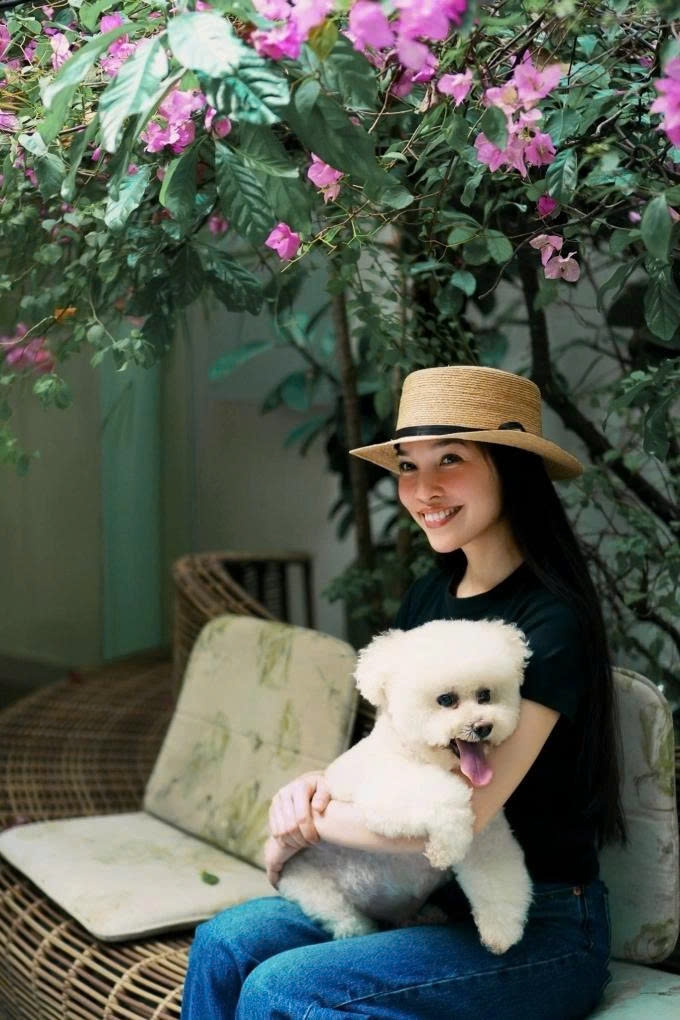 Ở tuổi ngoài 40, ca sĩ Hiền Thục vẫn được nhận xét trông như gái mới lớn khi đăng ảnh đời thường.